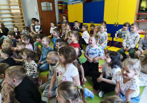 Rozbawione starszaki podczas audycji muzycznej.