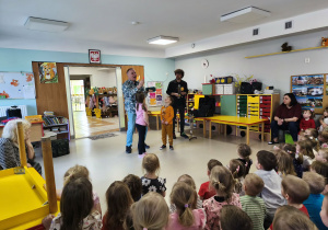 Pan Witek wyczarował z magicznego piórniczka różowy ustnik do trąbki i tym samym rozśmieszył publiczność.