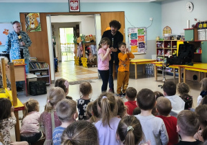 Chętne dzieci starsze próbują swoich sił w grze na ustnikach.
