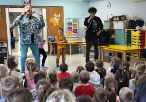 Panowie prowadzący prezentują przepływ dźwięku w rurce.
