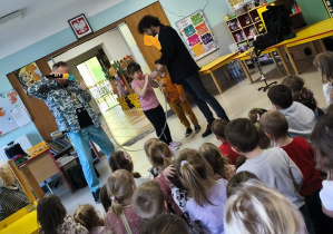 Chętne dzieci starsze również próbują swoich sił.