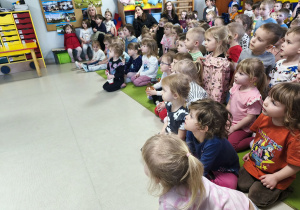 Dzieci młodsze podczas audycji muzycznej w naszym przedszkolu.
