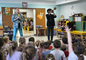 Pan Jacek gra na trąbce połączonej z tłumikiem dźwięki różnych zwierzaków.
