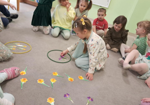 "Żabki" segregrują i przeliczają ilustracje wiosennych kwiatów.