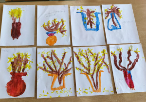 Przepiękne wazony z forsycjami w wykonaniu dzieci z grupy "Pszczółek".