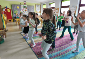 Wiosenna zumba w grupie V z wykorzystaniem ekranu interaktywnego.