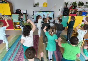 Wiosenna zumba w grupie V z wykorzystaniem ekranu interaktywnego.