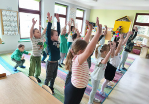 Wiosenna zumba w grupie V z wykorzystaniem ekranu interaktywnego.