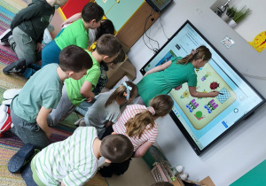 Starsze "Pszczółki" grają w interaktywne, wiosenne memorki.