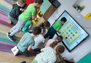 Starsze "Pszczółki" grają w interaktywne, wiosenne memorki.