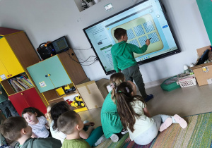 Młodsze "Pszczółki" grają w interaktywne, wiosenne memorki.