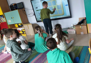 Młodsze "Pszczółki" grają w interaktywne, wiosenne memorki.