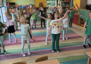 Dzieci z grupy V tańczą i śpiewają do utworu o tematyce wiosennej.
