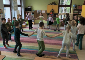 Dzieci z grupy V tańczą i śpiewają do utworu o tematyce wiosennej.