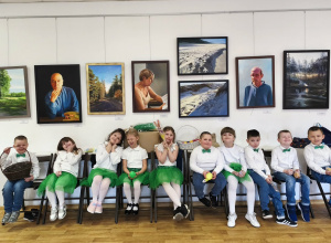 Występ "Pszczółek" na Kiermaszu Wielkanocnym w MOK-u.