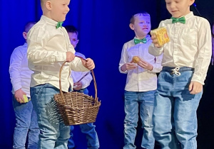 "Pszczółki" w piosence "Znaki Wielkanocy" na scenie w MOK-u w Ozorkowie.