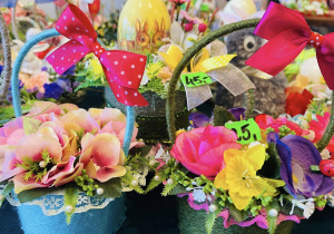 Rękodzielnicze ozdoby wiosenno-wielkanocne na stoisku w MOK-u w Ozorkowie.