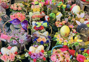 Rękodzielnicze ozdoby wiosenno-wielkanocne na stoisku w MOK-u w Ozorkowie.