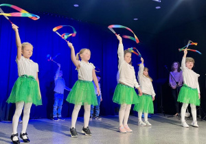 "Pszczółki" w piosence "Wiosna puka do serduszka" na scenie w MOK-u w Ozorkowie.