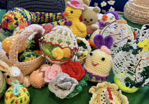 Rękodzielnicze ozdoby wiosenno-wielkanocne na stoisku w MOK-u w Ozorkowie.