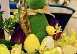Rękodzielnicze ozdoby wiosenno-wielkanocne na stoisku w MOK-u w Ozorkowie.