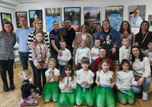 Dzieci po występie, trzymając słodkie upominki pozują z Rodzicami i nauczycielkami do pamiątkowego zdjęcia.