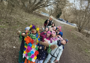 Dzieci z grupy V podczas spaceru z "Marzanną" w kierunku MDK-u w Ozorkowie.