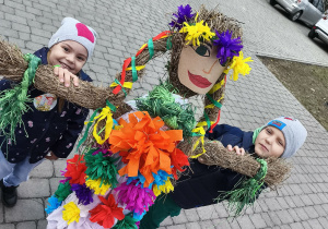 Dzieci trzymają klasową "Marzannę".