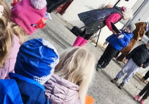 Udział chłopca z naszej grupy w konkursie w kategorii wiosenno-wielkanocnych zagadek.