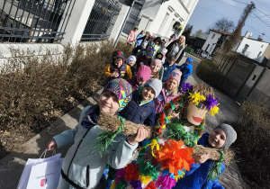 Dzieci trzymając klasową "Marzannę" maszerują do Parku Miejskiego nad rzekę Bzurę.