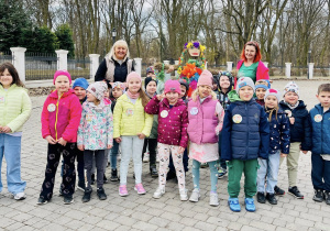 Dzieci z grupy V podczas wydarzenia pn. "Powitanie Wiosny" na dziedzińcu MDK-u w Ozorkowie.