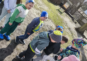 Dzieci częstują się słodkimi upominkami, które otrzymały na wydarzeniu pn. "Powitanie Wiosny" w MDK-u.