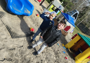 Przedszkolaki podczas zabawy swobodnej na ogrodzie przedszkolnym.