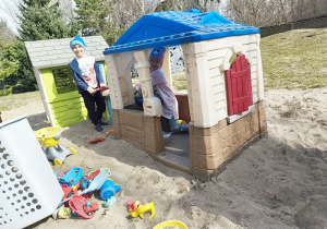 Przedszkolaki podczas zabawy swobodnej na ogrodzie przedszkolnym.