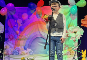 Wojciech Pietruszewski z grupy "Motylków" recytuje wiersz pt. "Kurczę blade" autorstwa Wandy Chotomskiej na scenie w MOK-u w Ozorkowie.