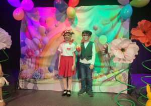 Reprezentanci z naszego przedszkola na tle przygotowanej dekoracji na scenie w MOK-u w Ozorkowie.