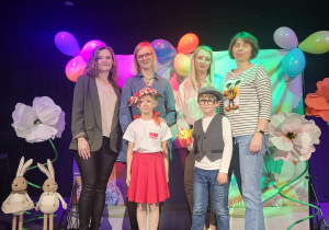 Reprezentanci z naszego przedszkola wraz z nauczycielkami oraz Rodzicami na tle przygotowanej dekoracji na scenie w MOK-u w Ozorkowie.