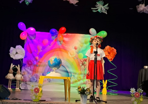 Hanna Buczel z grupy "Pszczółek" recytuje wiersz pt. "Globus" autorstwa Jana Brzechwy na scenie w MOK-u w Ozorkowie.