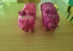 Eko-skarbonki "świnki" w wykonaniu dziewczyn oraz chłopców z naszej grupy.