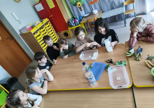 Układamy płatki kosmetyczne w pojemniku.