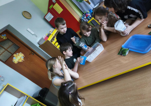 Zalewamy płatki kosmetyczne wodą.