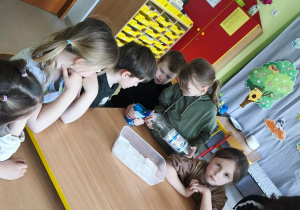 Zalewamy płatki kosmetyczne wodą.