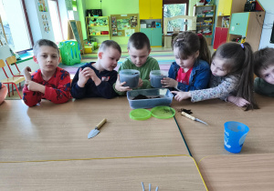 Wsypujemy ziemię do pojemnika.