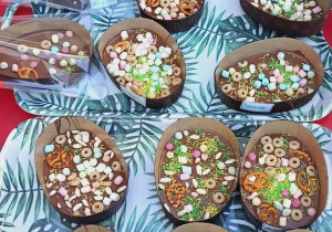 Czekoladowe pisanki w wykonaniu "Jeżyków".