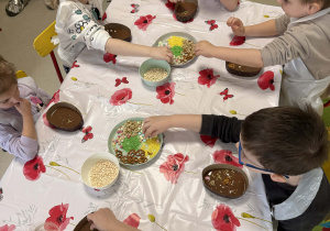 "Wiewiórki" dekorują swoje pisanki kolorowymi posypkami i jadalnymi ozdobami.