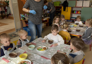 Pani Kasia przedstawia dzieciom cel warsztatów.