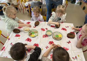 "Wiewiórki" dekorują swoje pisanki kolorowymi posypkami i jadalnymi ozdobami.