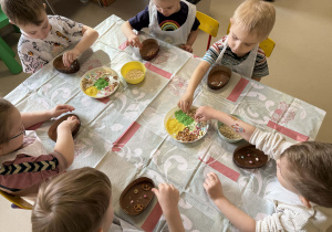 "Wiewiórki" dekorują swoje pisanki kolorowymi posypkami i jadalnymi ozdobami.