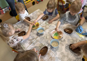 "Wiewiórki" dekorują swoje pisanki kolorowymi posypkami i jadalnymi ozdobami.