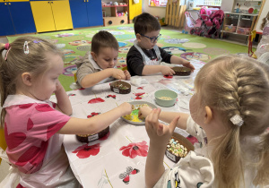 Warsztaty czekoladowe w grupie "Wiewiórek".